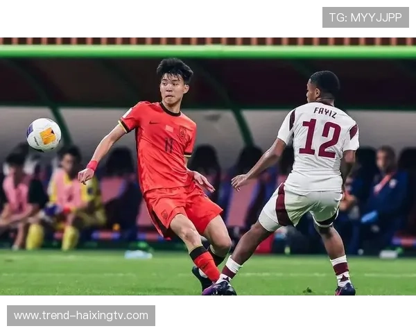 足球球星挺身而出用坚毅与勇气完成关键时刻的拯救